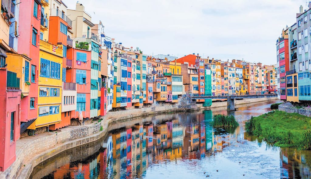 Calles de  Girona, un paraíso inefable en la costa catalana